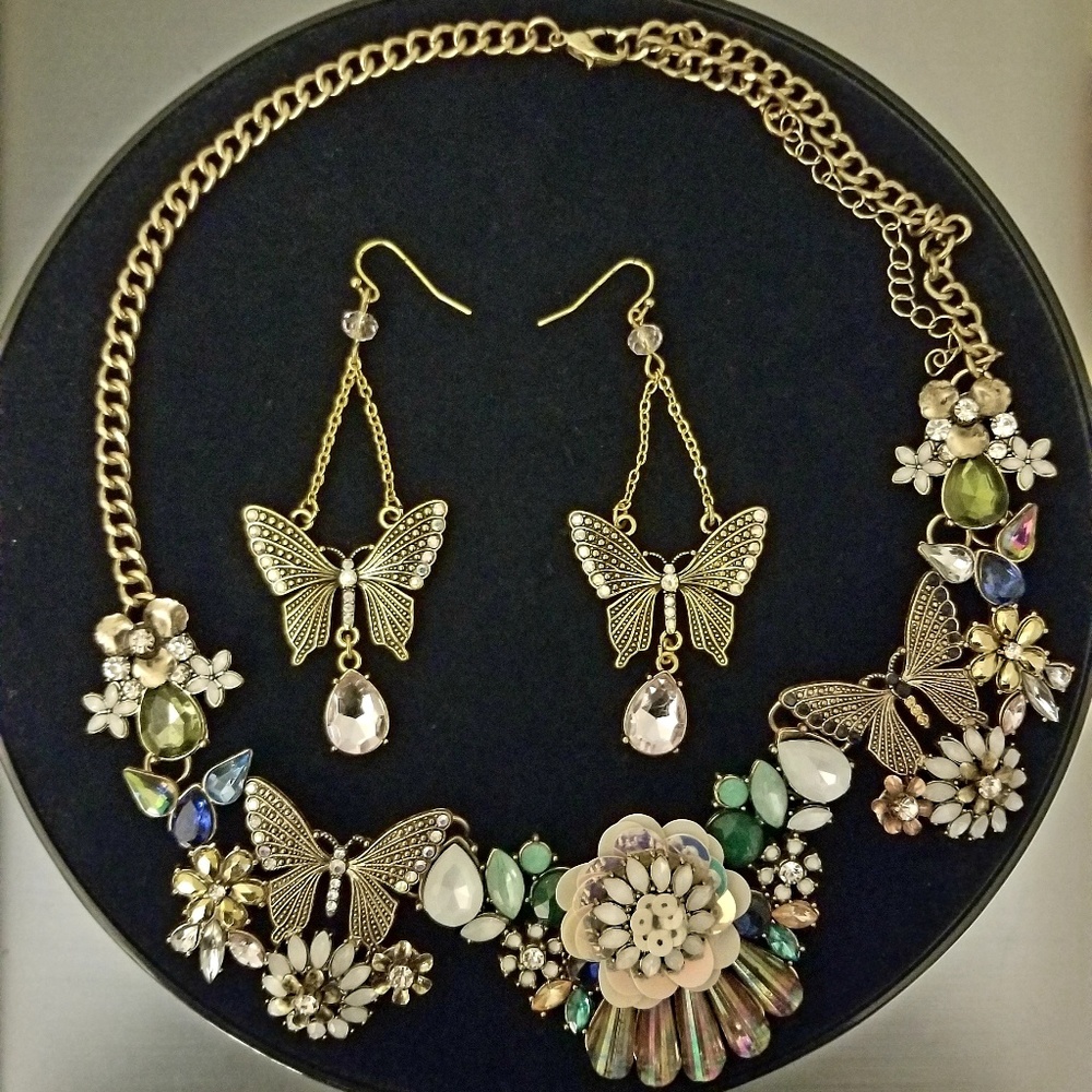 BEAUTIFUL ORCHESTRATED NECKLACE OF BUTTERFLIED